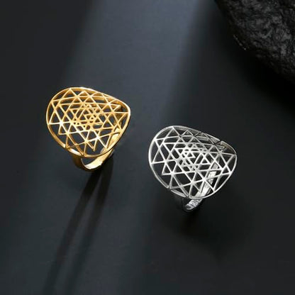 Adjustable Sri Yantra Chakra Ring Sri Yantra Amulet Talisman Pendant Sacred Geometry Ring Hinduism Symbol Sacred Hindu Ring Meditation Jewelry for Women Men - color: gold