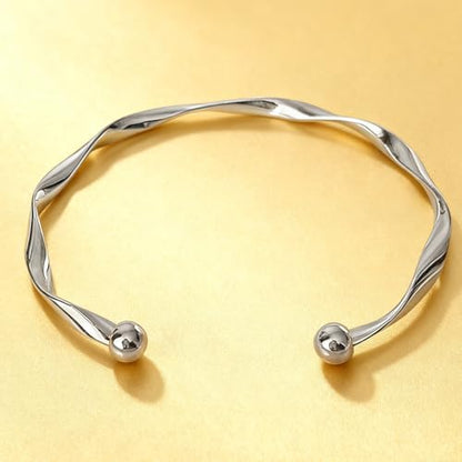 A Minimalist Wrist Bracelet, Hypoallergenic, Suitable for Daily Wear - color: Silver