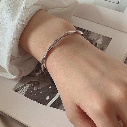 A Minimalist Wrist Bracelet, Hypoallergenic, Suitable for Daily Wear - color: Silver