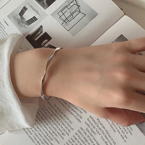 A Minimalist Wrist Bracelet, Hypoallergenic, Suitable for Daily Wear - color: Silver