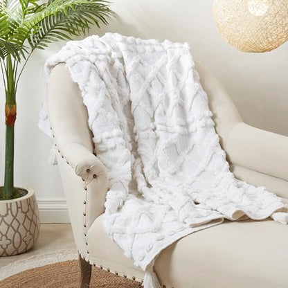 SARO LIFESTYLE Chic Tufted Throw with Tassels