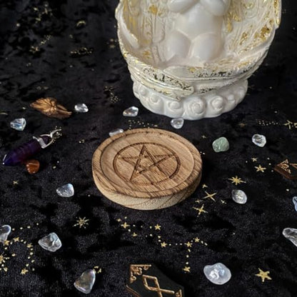 HOMSFOU Wooden Pentacle Altar Plate Candle Holder Tealight Candlestick for Home Decor Parties and Spiritual Use Elegant Centerpiece for Tables Gardens and Celebrations